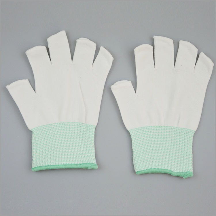 How to Use ESD Gloves in Cleanroom Applications