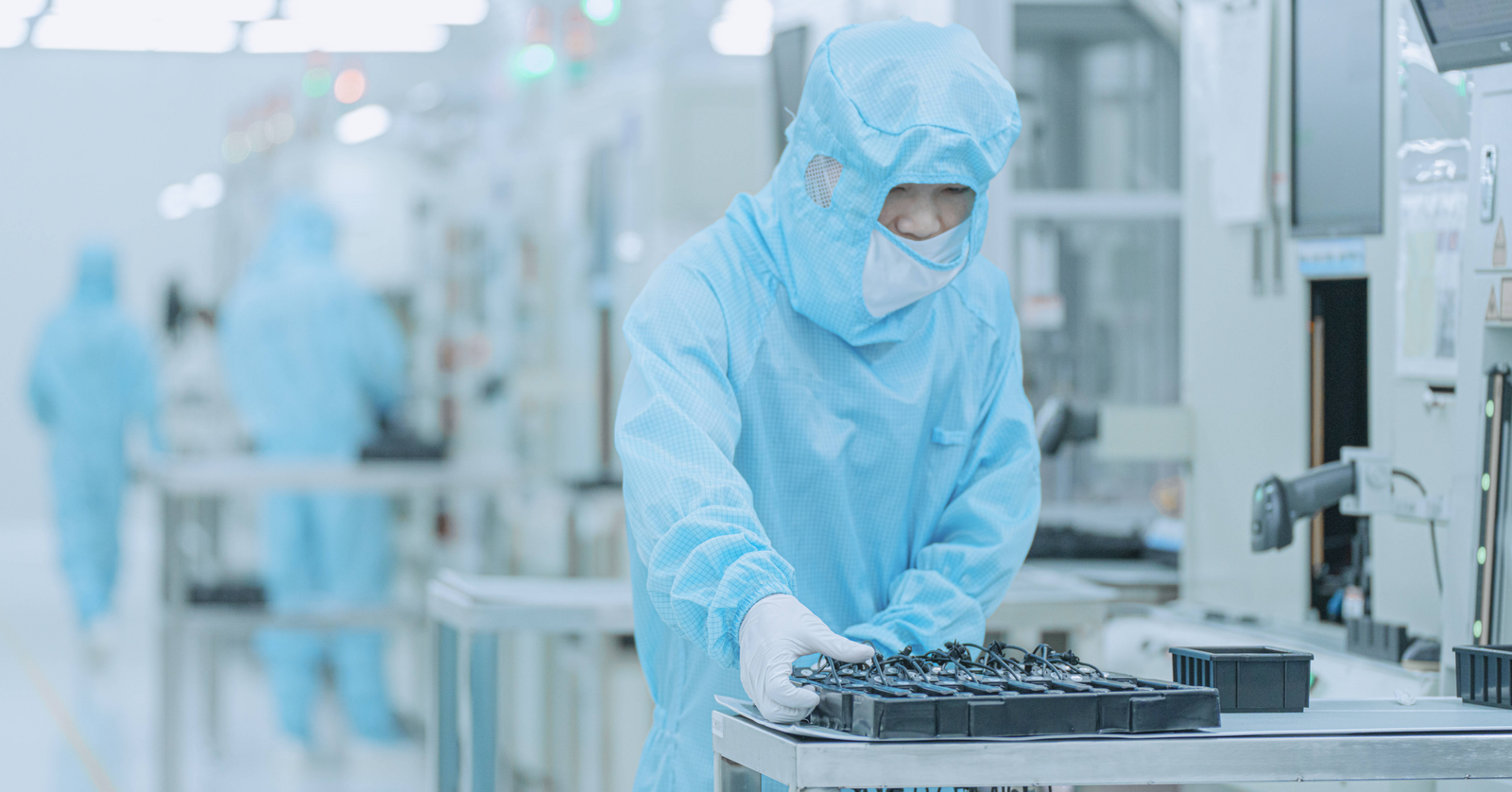 Choosing the Right Cleanroom Glove: Materials, Performance, and Industry Applications